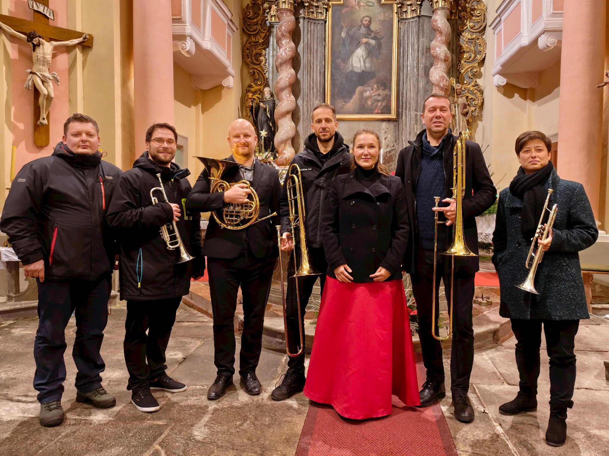 Společná fotografie BudBrass se zpěvačkou v kostele